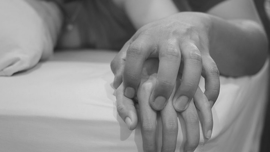 Phụ thuộc thuốc khi quan hệ vợ chồng: Dấu hiệu không nên chủ quan