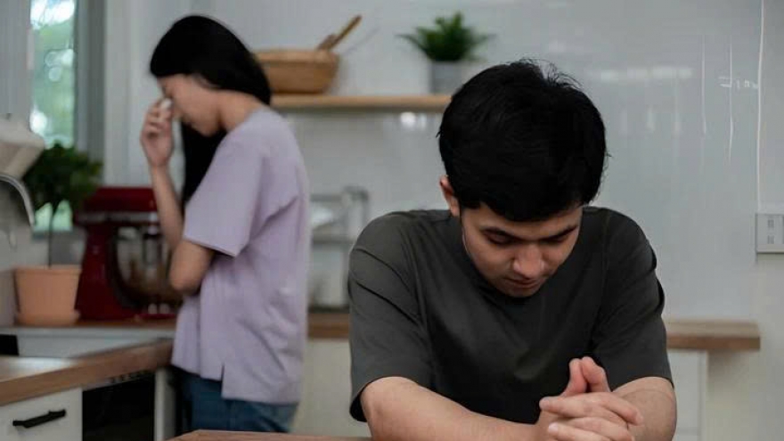 Kết hôn xong mới biết phải gánh khoản nợ cờ bạc 300 triệu đồng cho mẹ vợ