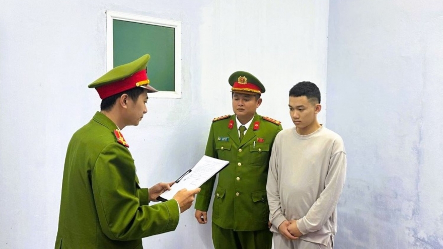 Lái ô tô lao vào nhóm người trước quán nhậu vì mâu thuẫn