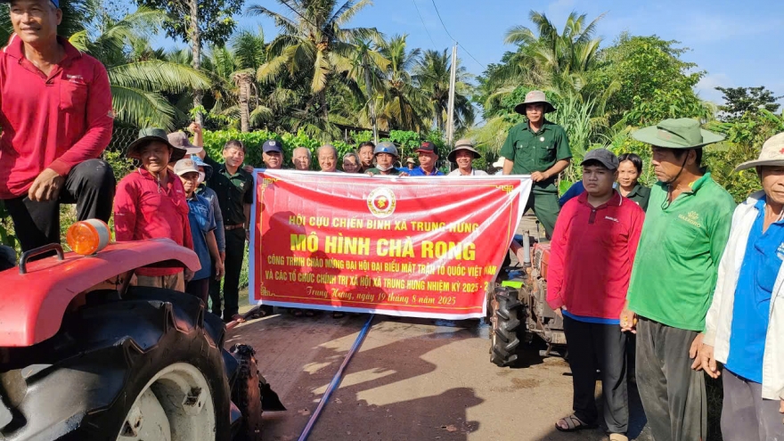 Cựu chiến binh xã ở Cần Thơ giữ sạch đường làng bằng mô hình chà rong rêu