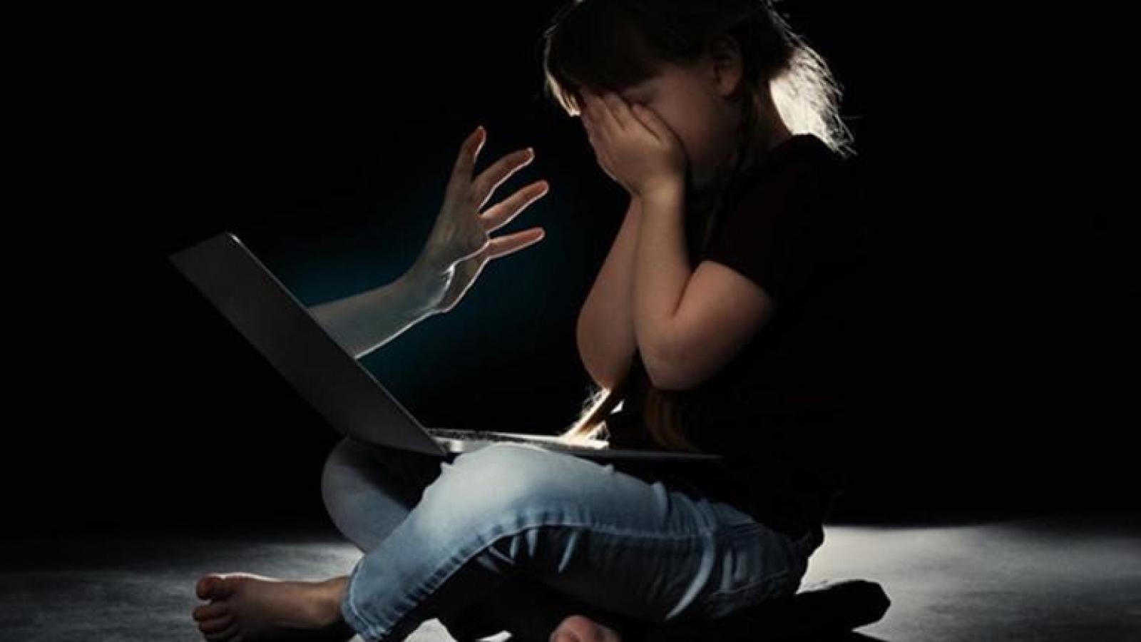 Những thủ đoạn của kẻ xâm hại tình dục qua môi trường mạng cần nói với trẻ
