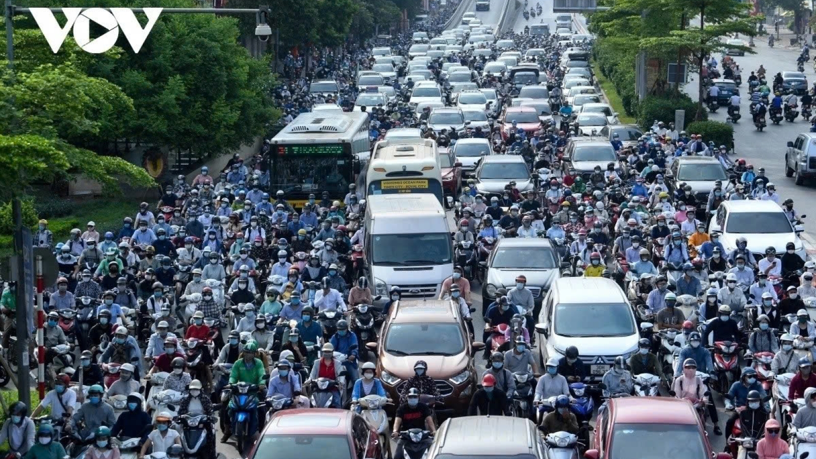 Hà Nội thí điểm cấm xe máy chạy xăng: Lộ trình ra sao để người dân không bị sốc?