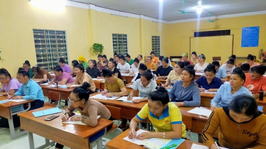 Những câu chuyện xúc động từ nỗ lực xóa mù chữ cho bà con vùng sâu