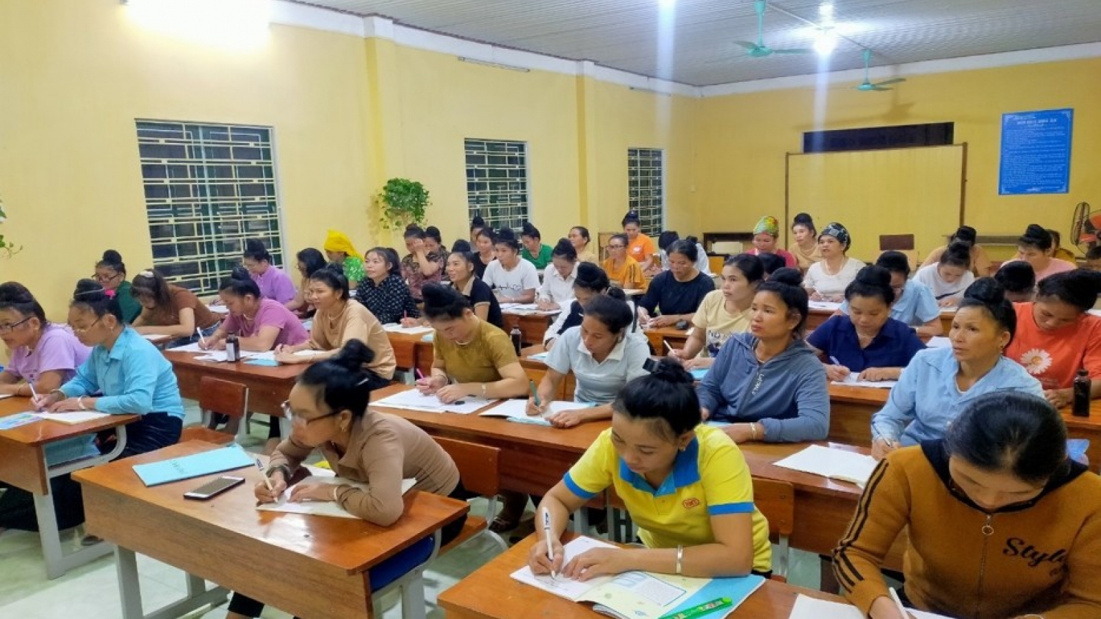 Những câu chuyện xúc động từ nỗ lực xóa mù chữ cho bà con vùng sâu