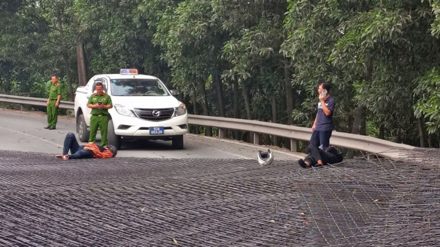 Hàng chục tấn lưới thép văng khỏi xe đầu kéo, 3 người đi xe máy bị thương