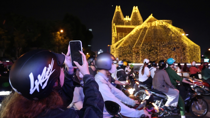 Nhà thờ Đức Bà được phủ 1.000 km đèn LED, rực sáng mùa Giáng sinh