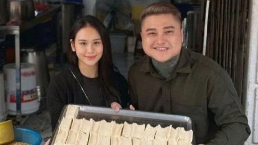 Sao Việt 6/12: Ca sĩ Vũ Duy Khánh phụ vợ bán bún đậu mắm tôm