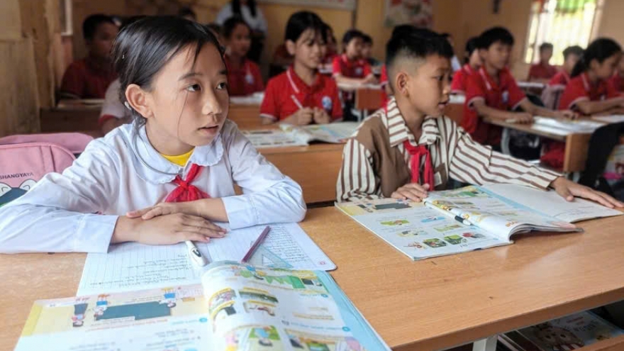 Miễn học phí nhưng phụ huynh vẫn nặng gánh vì chi phí tăng