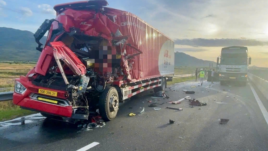 Xe tải va chạm trên cao tốc Vĩnh Hảo - Phan Thiết, tài xế mắc kẹt trong cabin