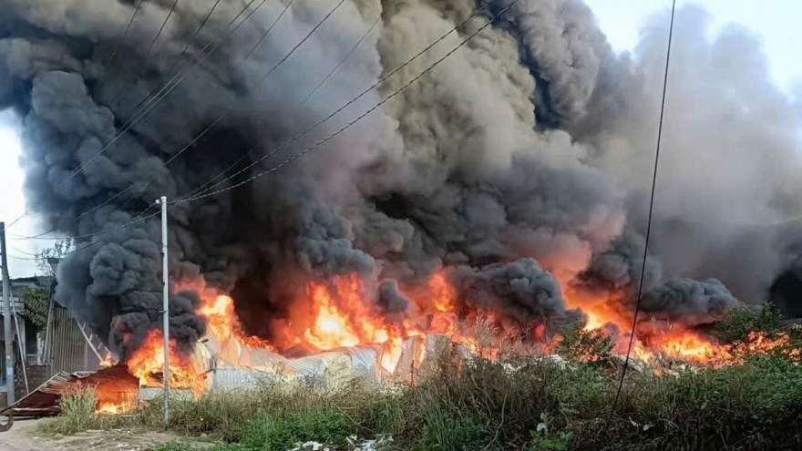 Cháy lớn tại công ty gỗ rộng 1.000m² ở TP.HCM