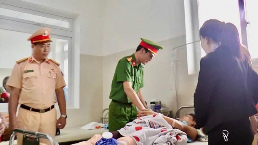 "Quái xế" lái mô tô tông thẳng vào Tổ công tác 911 khiến một CSGT gãy chân