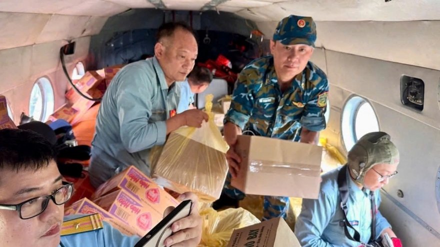 Hình ảnh ấn tượng người lính trong lòng người dân vùng lũ năm 2025