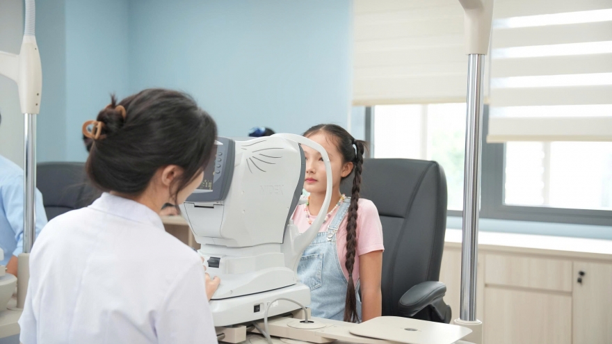 Bác sĩ mách cách nhận biết sớm tật khúc xạ ở trẻ và cách điều trị kịp thời