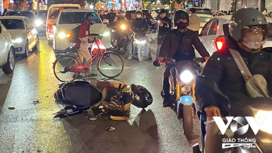 Ô tô gây tai nạn liên hoàn, nhiều người bị thương ở Hà Nội