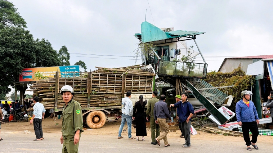 Xe tải lao vào nhà dân làm cháu bé tử vong và 4 người bị thương