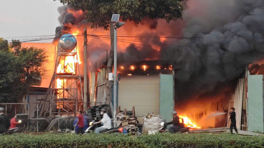 Cháy bãi phế liệu, cột khói đen bao trùm khu dân cư ở TP.HCM