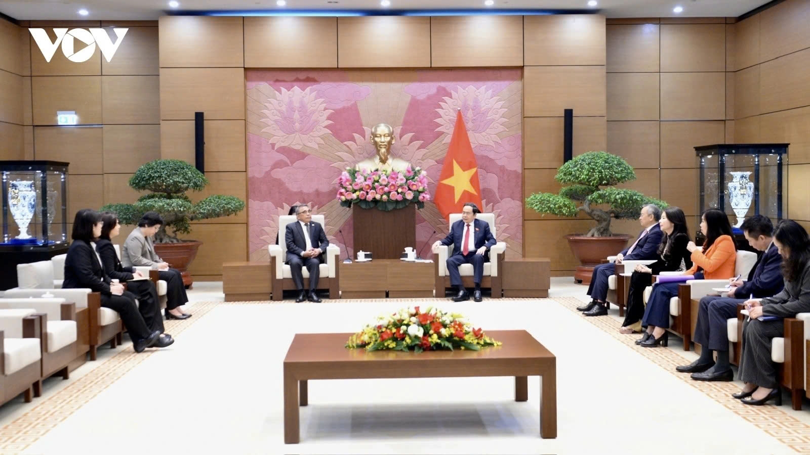 Top legislator receives outgoing ambassadors of Cambodia, US, Philippines