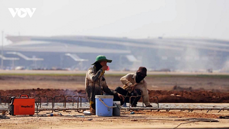 Work presses on under scorching sun at Long Thanh Airport