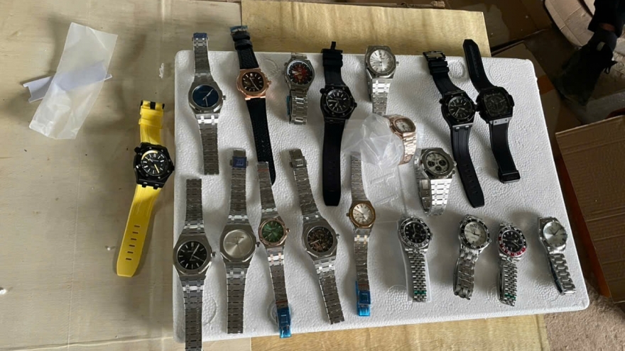 Phát hiện gần 900 đồng hồ nghi giả thương hiệu nổi tiếng như Patek Philippe, Rolex