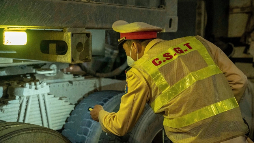 Hà Nội: Loạt xe tải bị CSGT xử lý vì “gầm rú” trong đêm, khiến người dân bất an