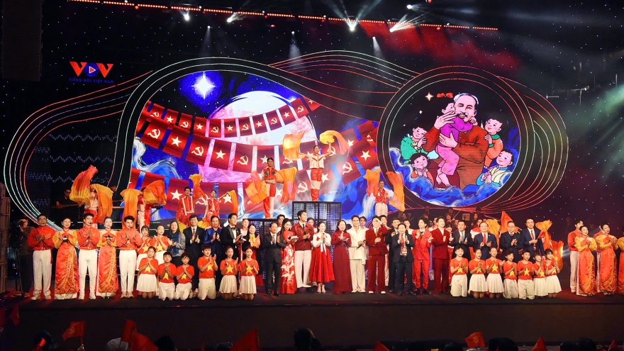 Toàn cảnh chương trình nghệ thuật "Với Đảng vẹn toàn niềm tin yêu" của VOV