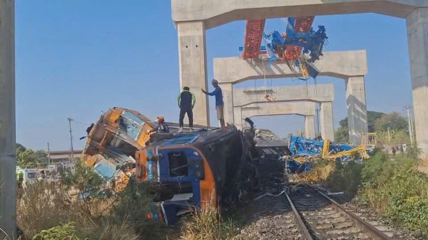 Cần cẩu xây dựng rơi trúng tàu hỏa ở Thái Lan khiến ít nhất 22 người thiệt mạng