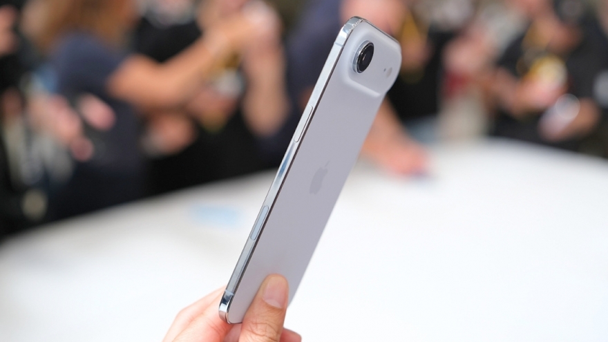 Điều gì khiến iPhone Air rớt giá ngay sau khi ra mắt?