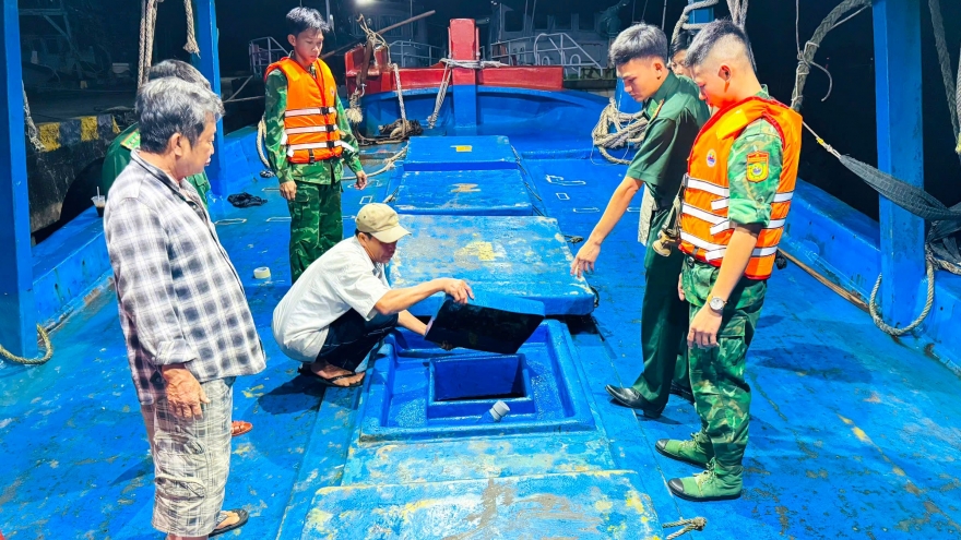 Biên phòng Cà Mau phát hiện tàu cá vận chuyển trái phép hơn 100.000 lít dầu