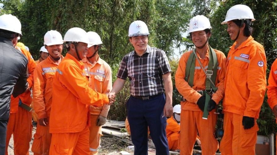 Ngành điện miền Nam: Xuyên Tết bám công trường
