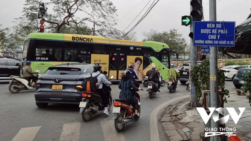 Rẽ phải trước đèn đỏ, nhân rộng để giảm ùn tắc và đồng nhất tổ chức