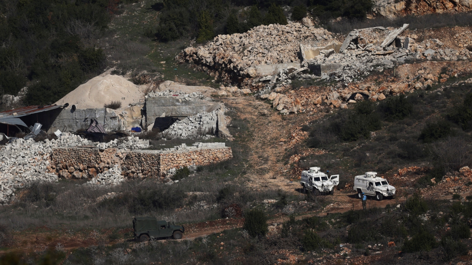 Israel tấn công dữ dội vào Lebanon
