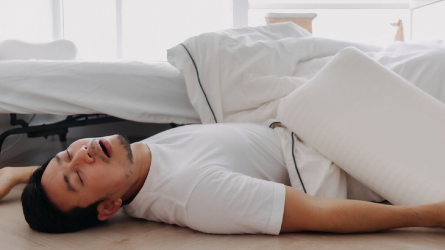 Nói mơ lúc ngủ là triệu chứng gì? Có nguy hiểm không?