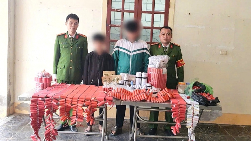 Nam sinh tự chế 3.000 quả pháo nổ bán cho bạn học