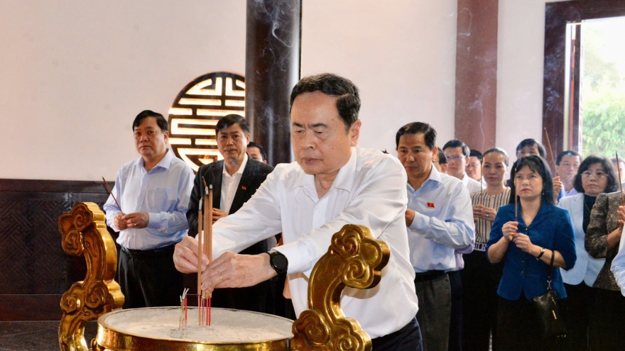 Chủ tịch Quốc hội dâng hương, viếng Cụ Phó bảng Nguyễn Sinh Sắc