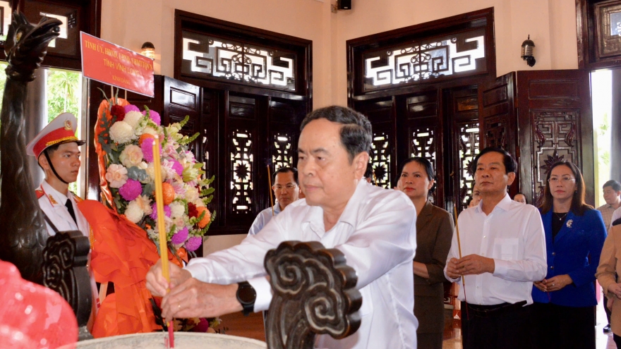 Chủ tịch Quốc hội thắp hương tưởng nhớ các đồng chí nguyên lãnh đạo Đảng, Nhà nước