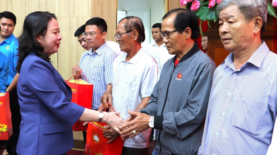 Phó Chủ tịch nước Võ Thị Ánh Xuân thăm, tặng quà gia đình chính sách