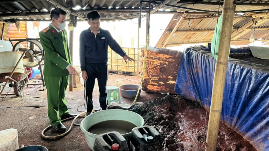 Hà Nội triệt phá 2 xưởng phân kim xả 6,7 tấn chất thải nguy hại ra sông Đuống