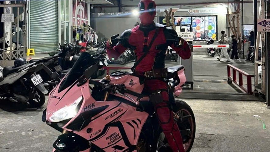 “Deadpool” chạy xe phân khối lớn trên đường ở TP.HCM bị phạt nặng
