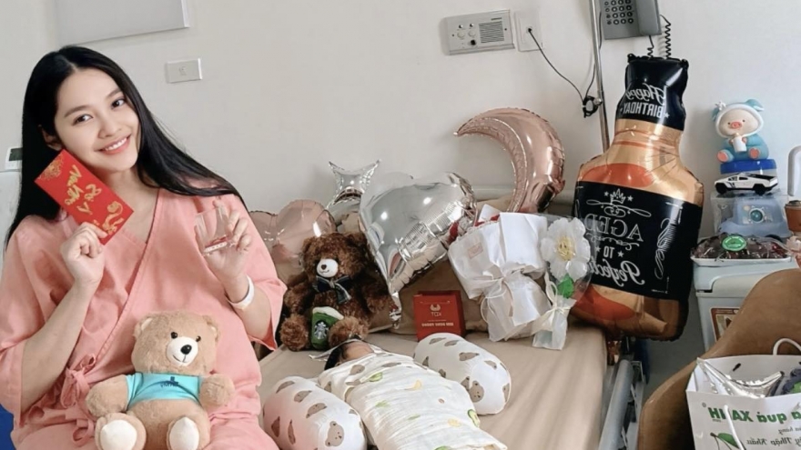 Sao Việt 27/1: Hoa hậu Nông Thúy Hằng sinh con đầu lòng