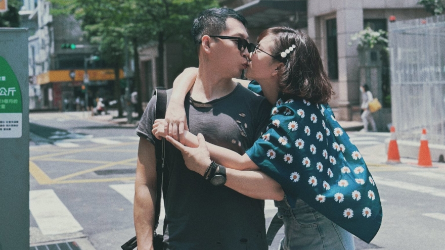 Sao Việt 31/1: Diễn viên Hương Giang tình tứ bên chồng hơn 11 tuổi