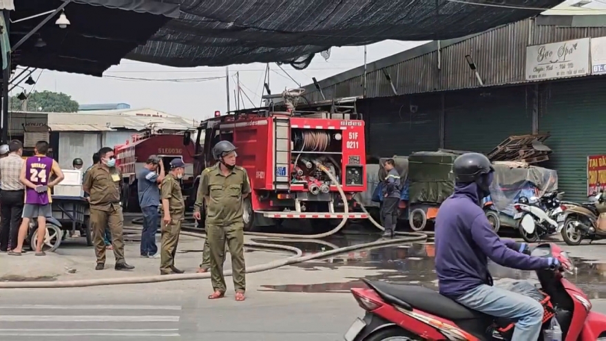 Cháy kho hàng tại TP.HCM, nhiều dân cư hốt hoảng tháo chạy