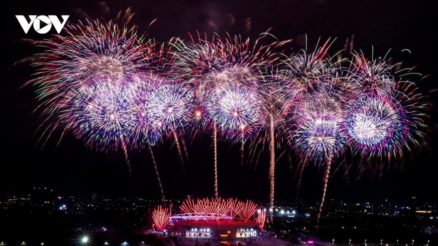 Spectacular fireworks rehearsal marks 14th National Party Congress