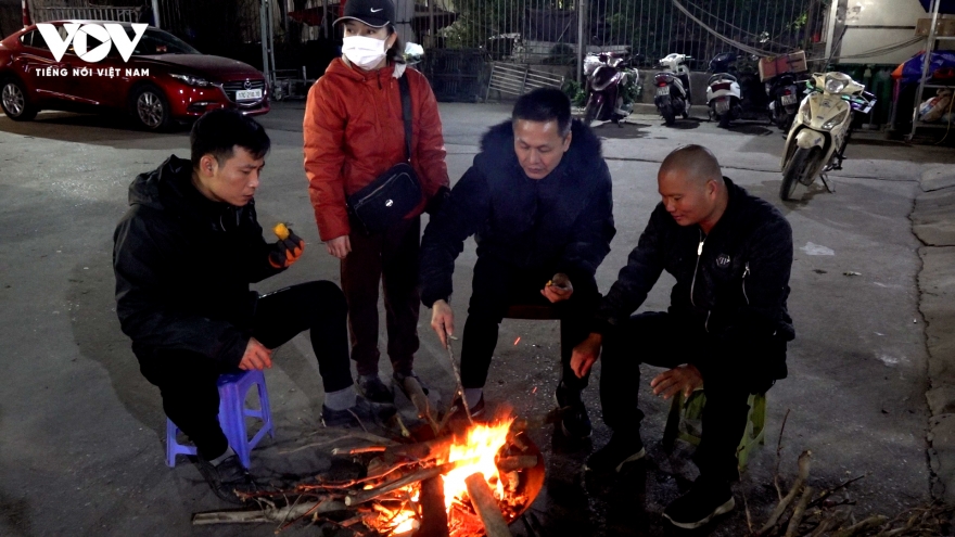 Đêm trắng mưu sinh giữa cái rét buốt của người lao động tại Thủ đô