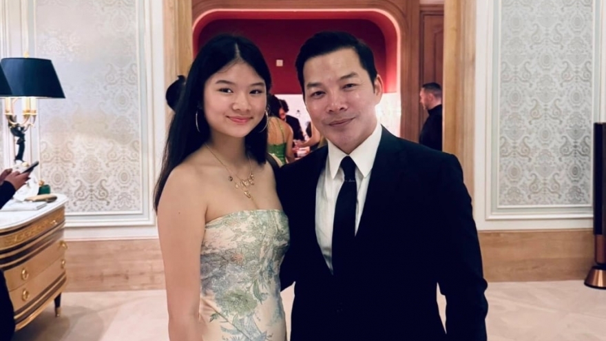 Sao Việt 6/1: Trần Bảo Sơn sánh đôi con gái Devon Trần dự tiệc đầu năm