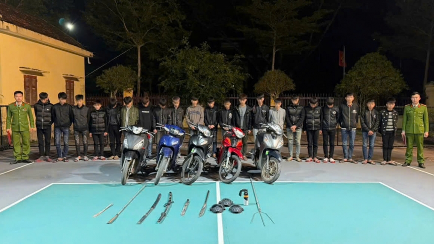 Khởi tố 9 đối tượng mang hung khí đuổi đánh nhau để "thể hiện bản thân"