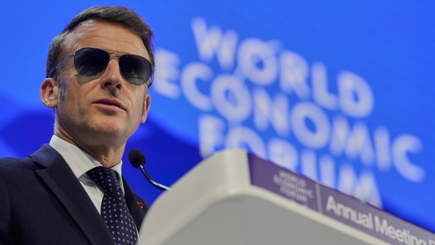 Thông điệp chính trị đằng sau chiếc kính râm của Tổng thống Pháp ở Davos 2026