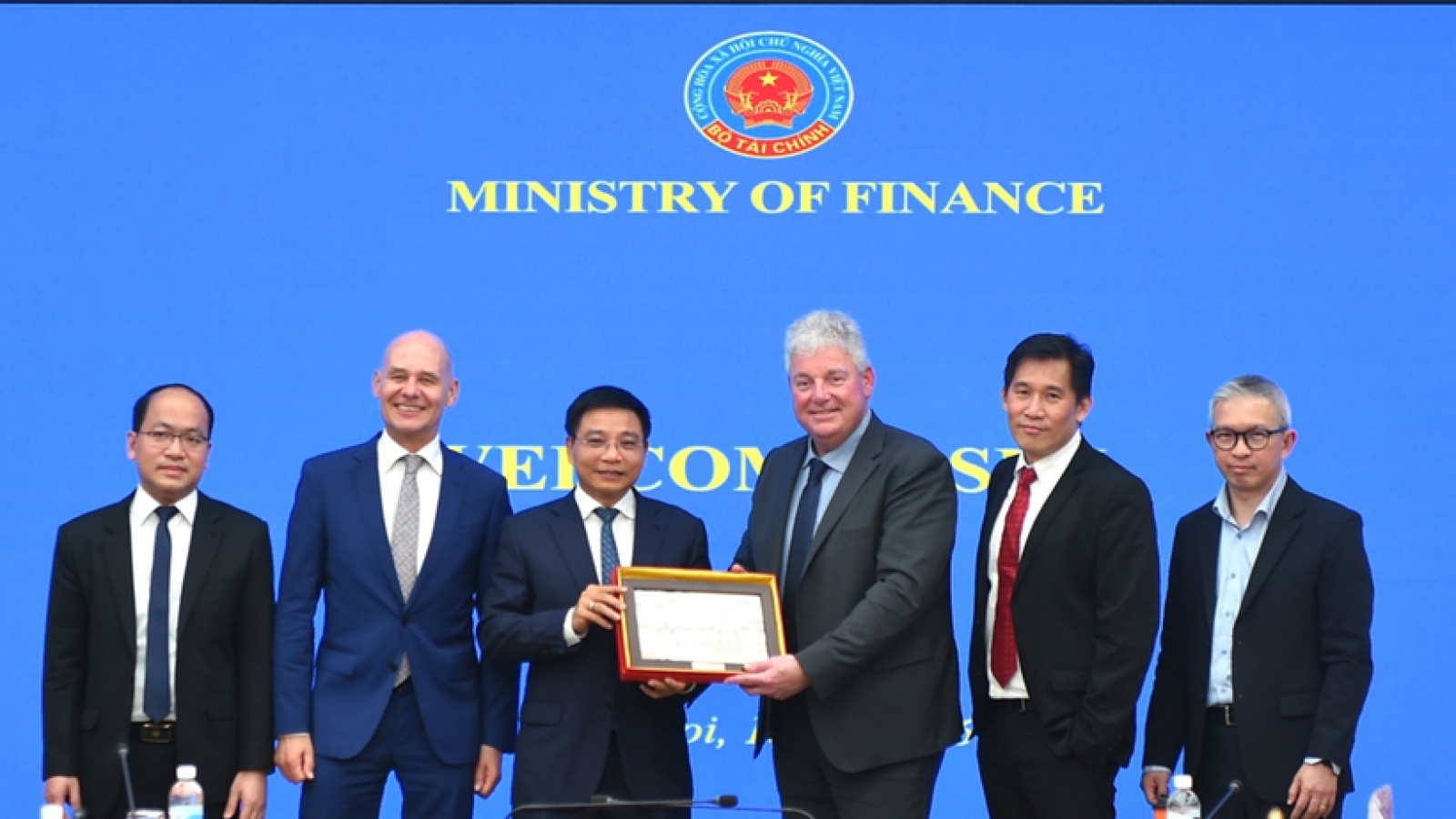 Vietnam seeks cooperation with ASML to develop semiconductor industry