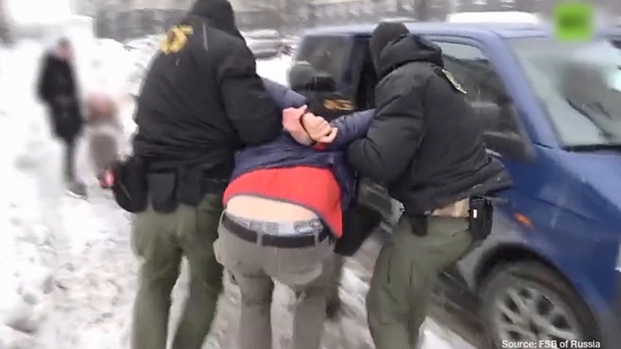 FSB Nga bắt nghi phạm “điệp viên ám sát” của Ukraine dưới trời tuyết trên phố