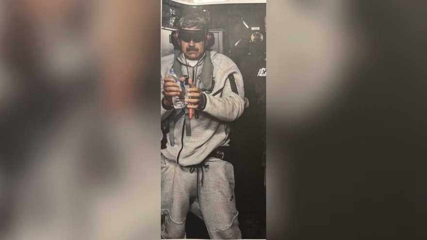 Ông Trump đăng tải hình ảnh Tổng thống Maduro bị bắt giữ trên tàu chiến Mỹ