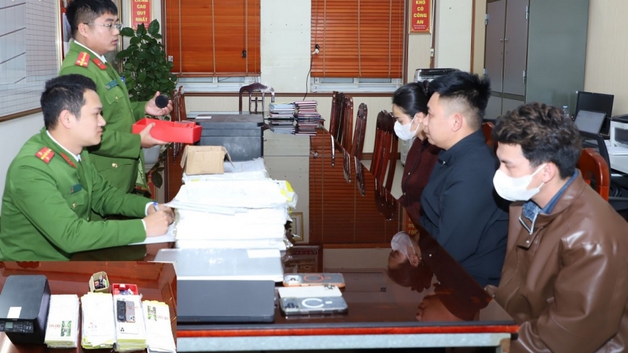 Tạm giữ 3 đối tượng làm giả con dấu công chứng để tuyển dụng lao động